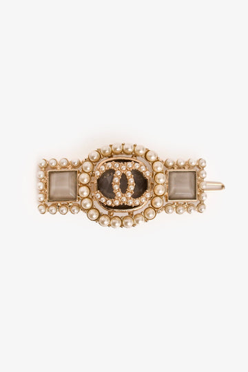 Chanel™ Pearl CC Hair Clip
